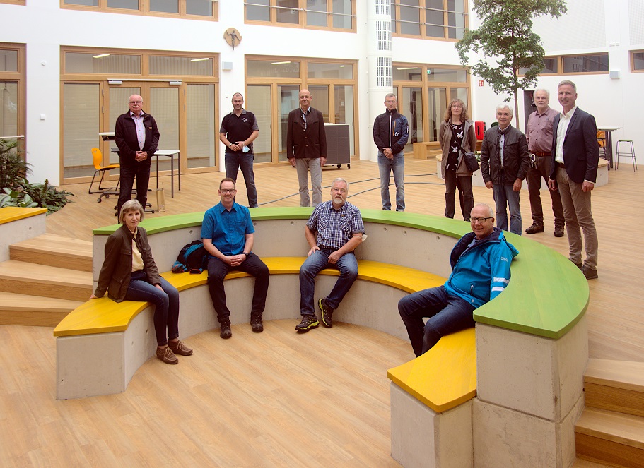 FDP Besichtigungsgruppe in der Walter Höllerer Realschule